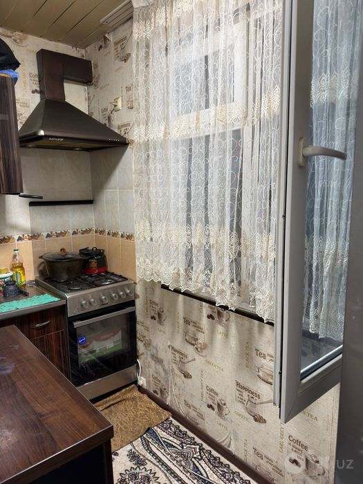 Ялангач Продается квартира 2/4/4 балкон 1.5х3 ор-р: Институт Культуры