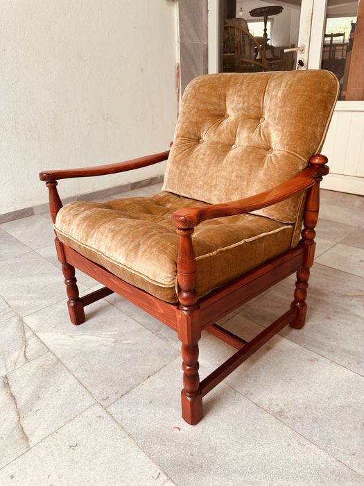 Удобно масивно кресло – ретро стил, много запазено, истински комфорт!