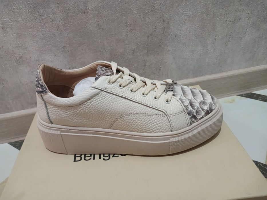 Кроссовки бежевые