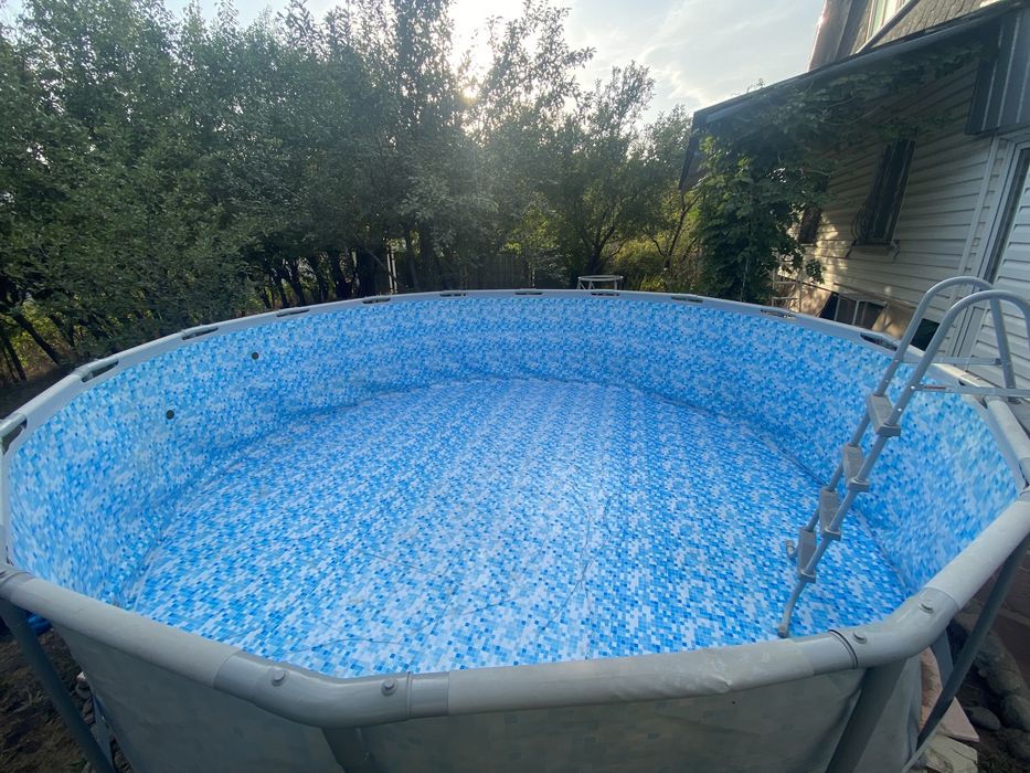 Каркасный бассейн с лестницей