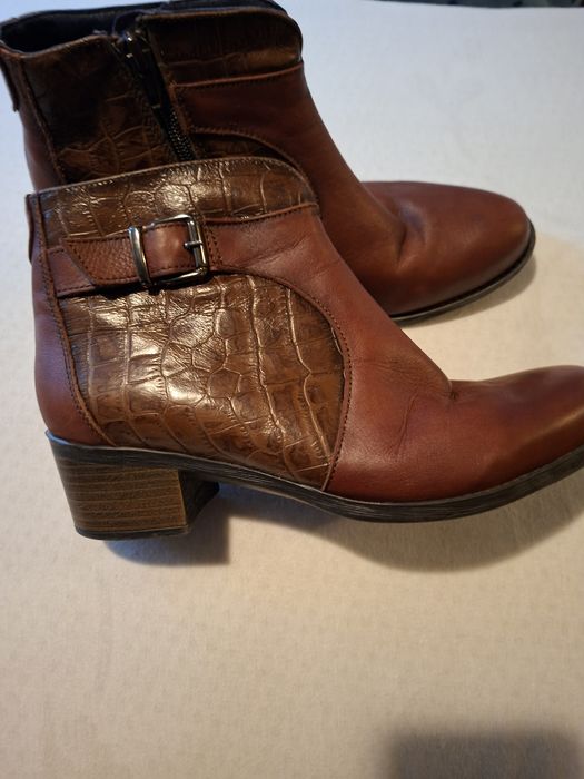 Cizmà scurta de dama din poele de crocodil.