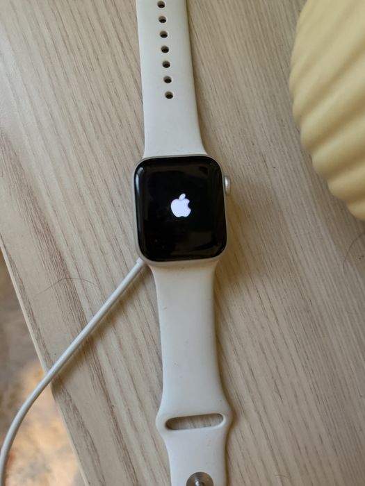 Apple watch SE в отлично състояние