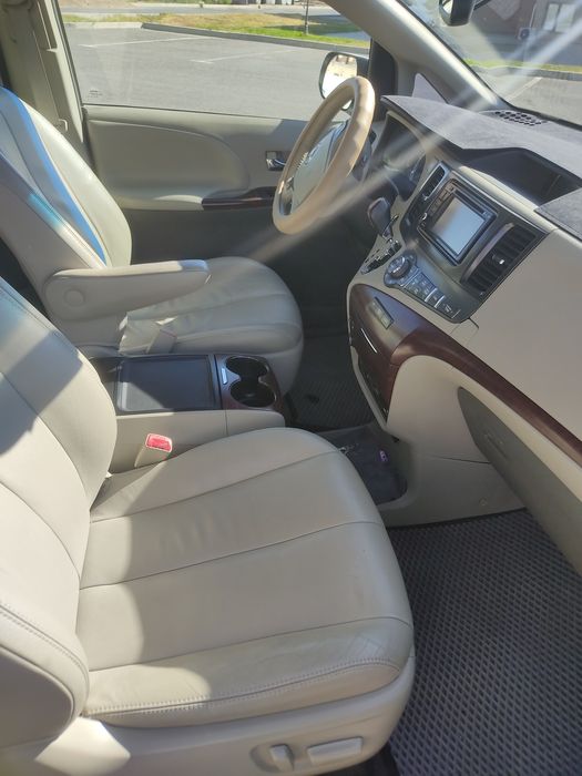 Тойота Сиенна XLE 2013