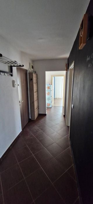 Închiriez apartament 3 camere, 2 băi, 2 balcoane, Focșani.