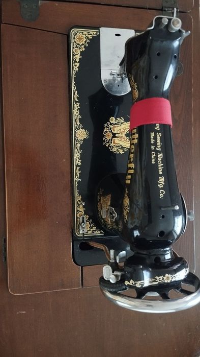 Тикув машинкаси сотилади, мотор урнатилган.и