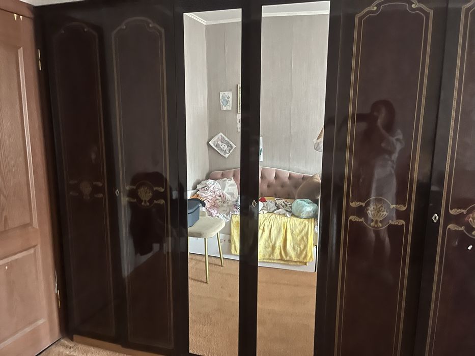 Продам шкаф плательный большой+комод.