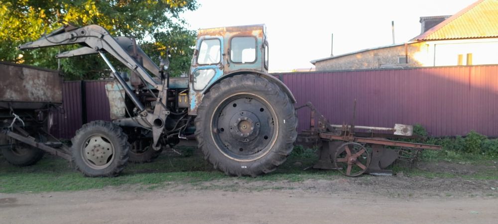 Продам т 40 с новесным оборудованием к нему плуг и однаосная телега