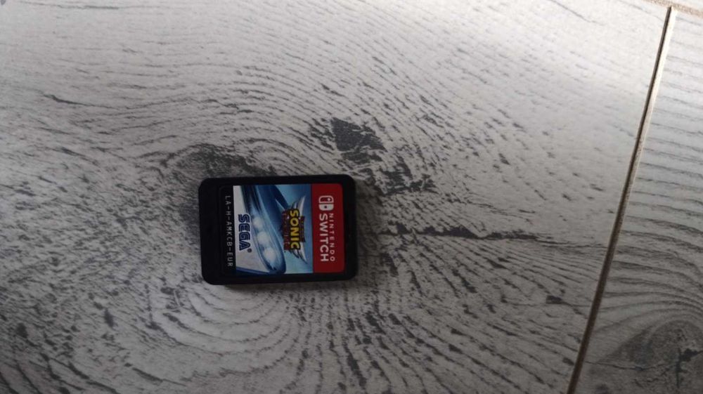 Nintendo switch с  четири игри и калъф