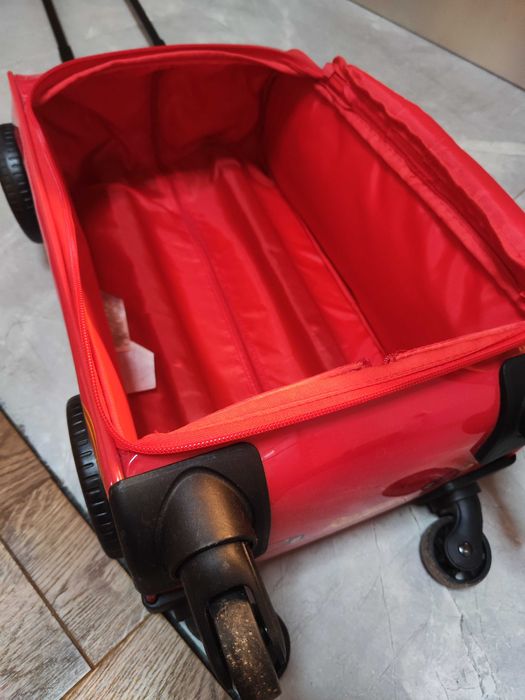 Детски куфар Маккуийн + подарък шапка FERRARI