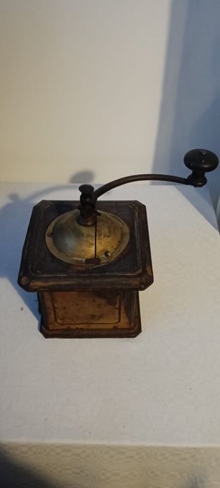 Râșniță de cafea antică.
