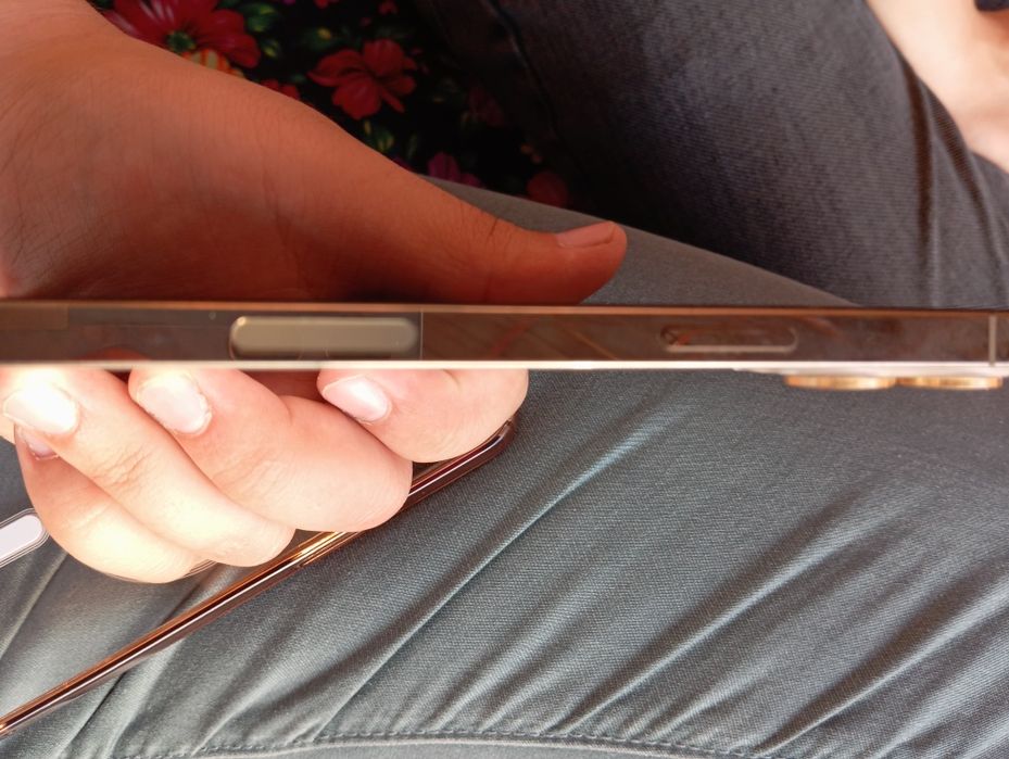 Iphone 12 pro max gold