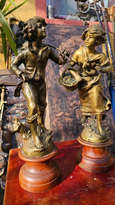 Două vechi statuiete din bronz Semnate