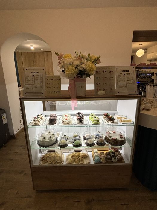 Витрина Холодильная  для кофейни