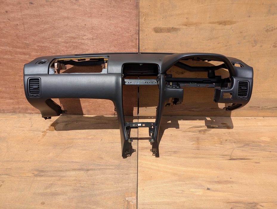 Торпеда панель на Ниссан Цефиро