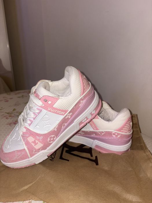 Louis Vuitton ,alb-roz ,nou nout cu eticheta.