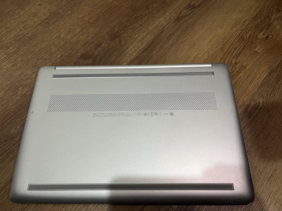 Laptop HP,ryzen 5 ,8GB ram