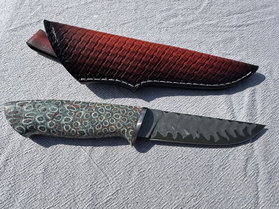 Ловен нож дамаск и стабилизиран корал