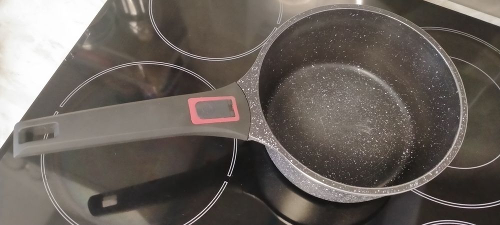 Ковш с антипригарным покрытием.