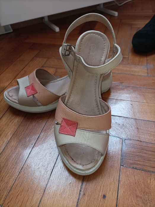 Продавам обувки и сандали естествена кожа 38 номер