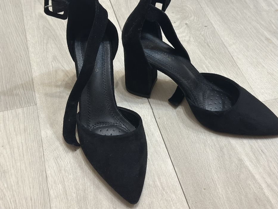 Черные туфли на каблуке