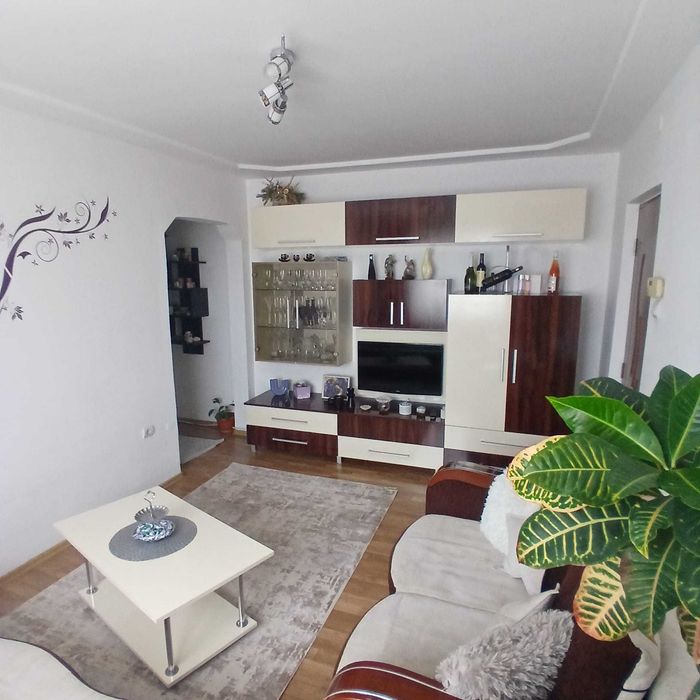 Vând apartament trei camere