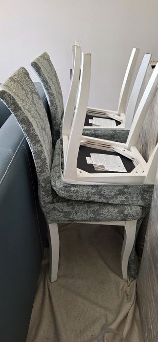 Продам кухонный стол с 4 стульями