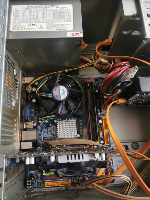 Настолен компютър.