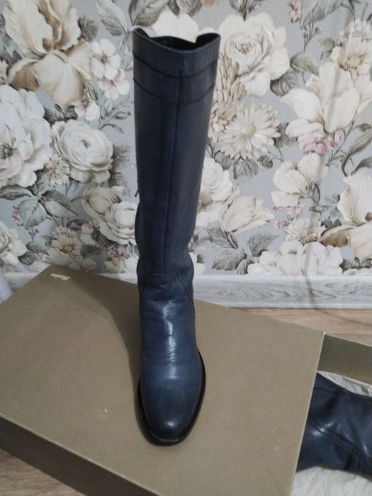 Шикарные кожаные сапоги Bata