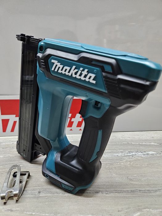 Makita Такер DFN350 18V.