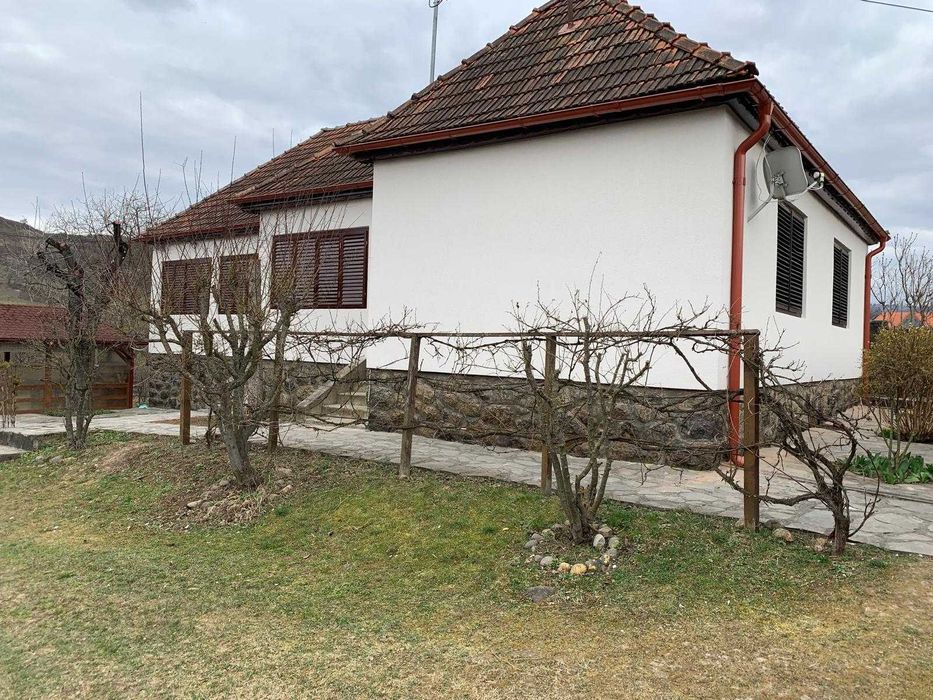 Casa - garaj - curte