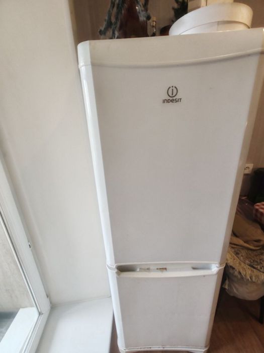 Холодильник Indesit