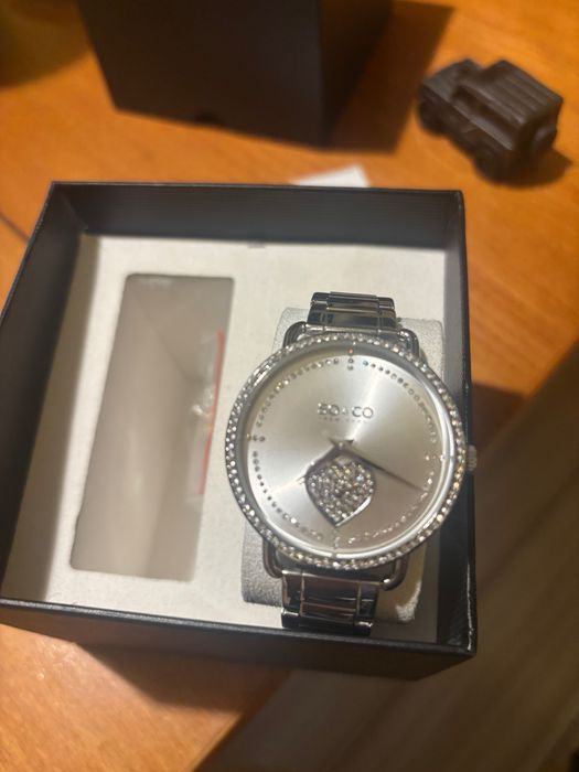 Дамски часовник с метална каишка