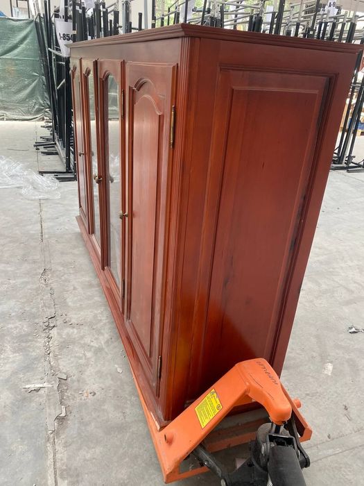 Продавам витринен шкаф от масивно дърво