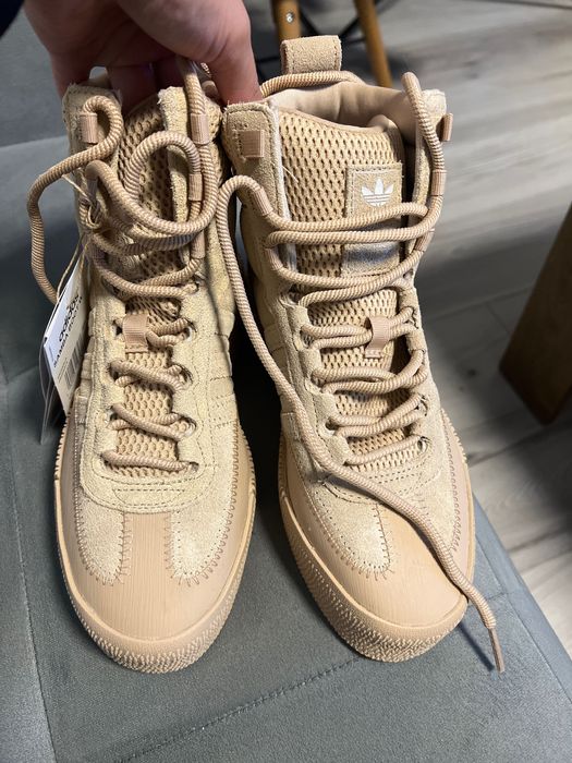 Сникърс и на Адидас