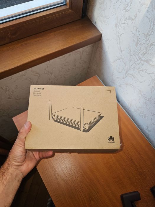Vând router Huawei EcoLife HG8121G