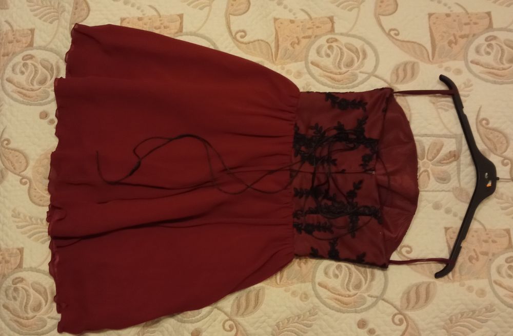 Рокля цвят бордо