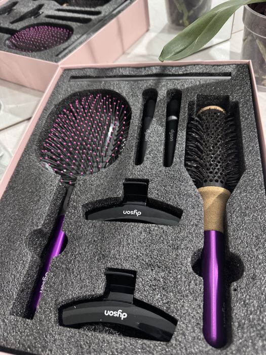 Новый набор щеток и аксессуаров для укладки волос Dyson