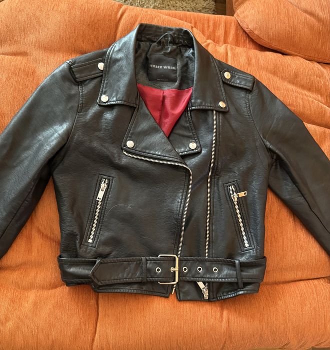 Черно кожено яке