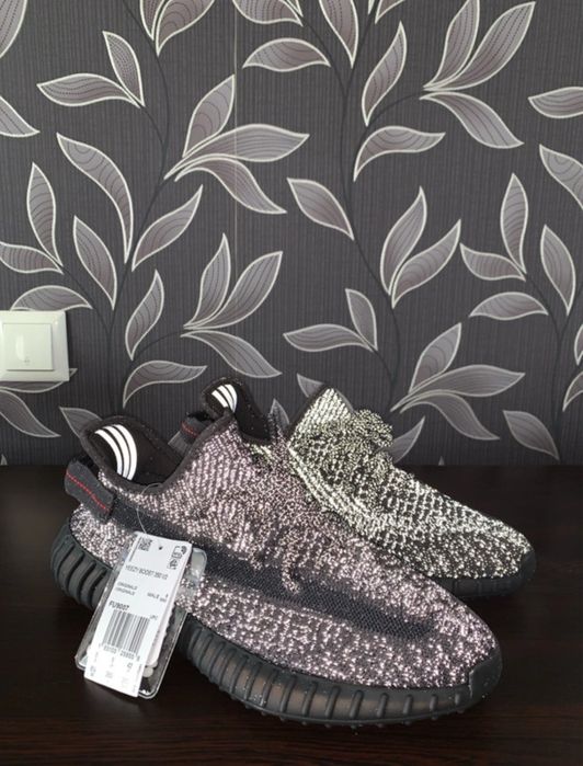 Yeezy 350 noi cu eticheta