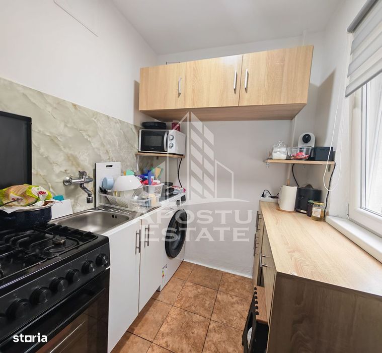 Apartament de vanzare cu 3 camere, etaj intermediar, zona Dacia
