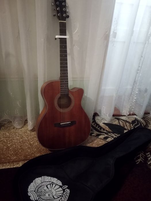Orginal gitara sotiladi