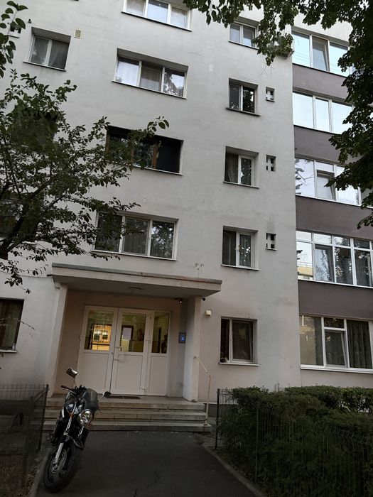 Vand apartament 3 camere Militari