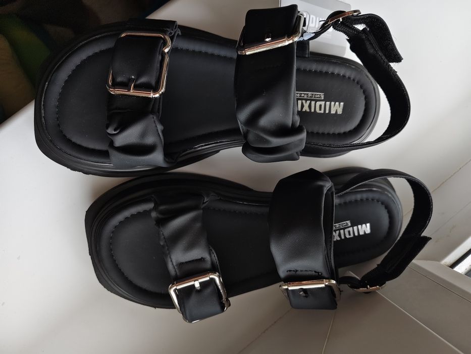 Продам новые сандалии