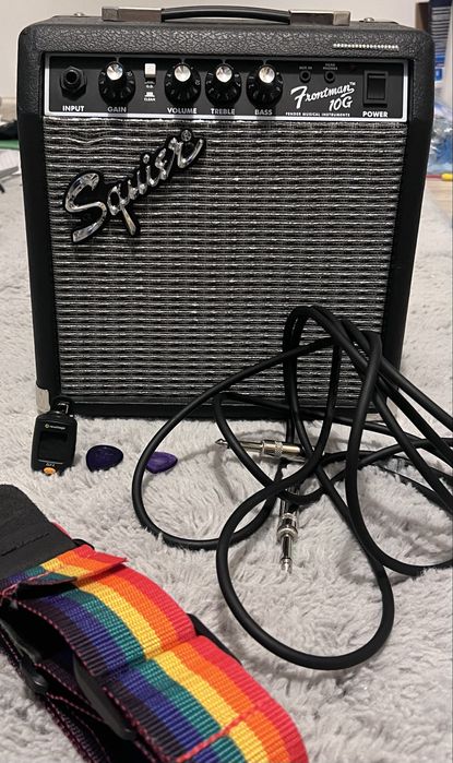 Chitara electrica fender cu folie pe ea+ amplificator si accesorii