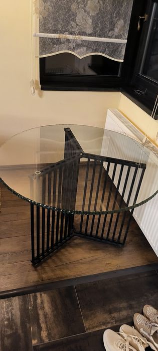 Masă sticlă si trei scaune