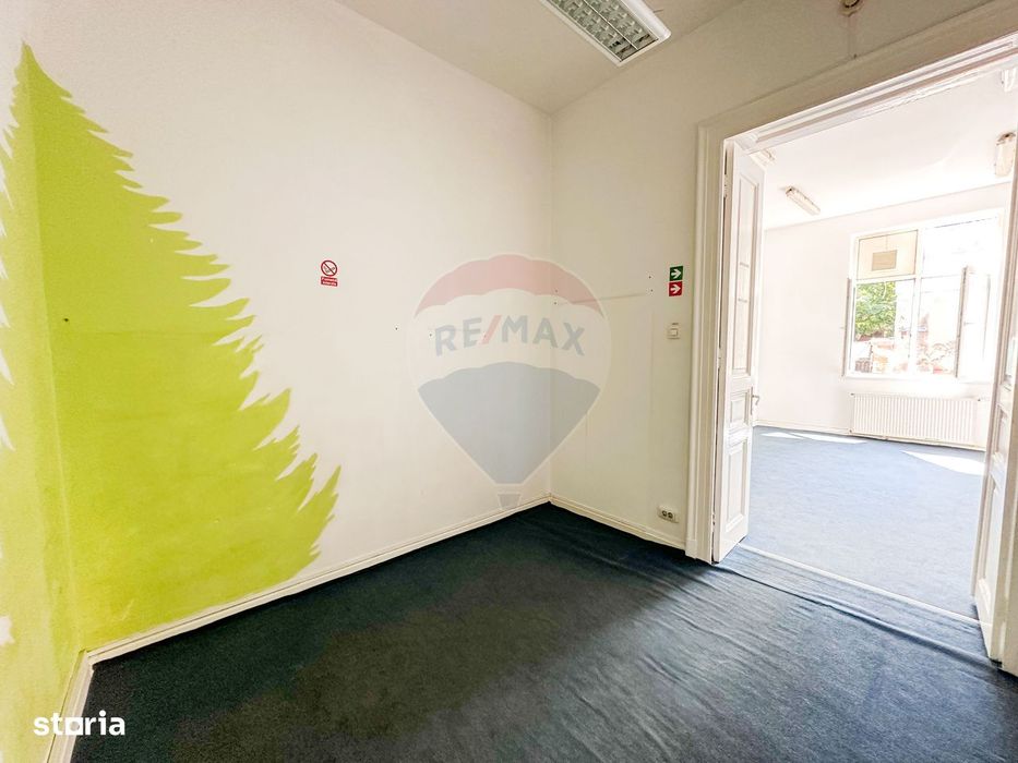 Spatiu comercial | doua cladiri, curte proprie | 300 mp |