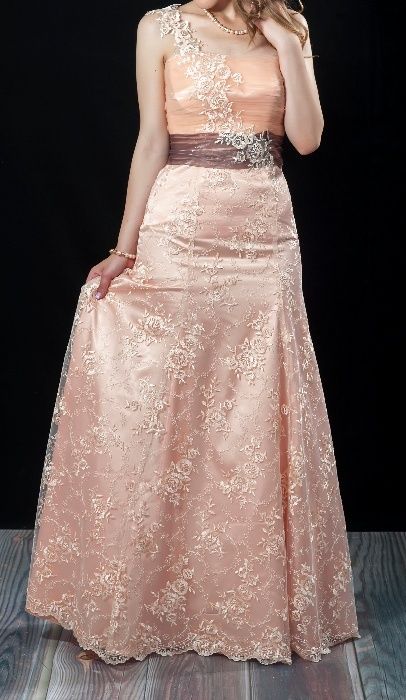 Бална дантелена рокля