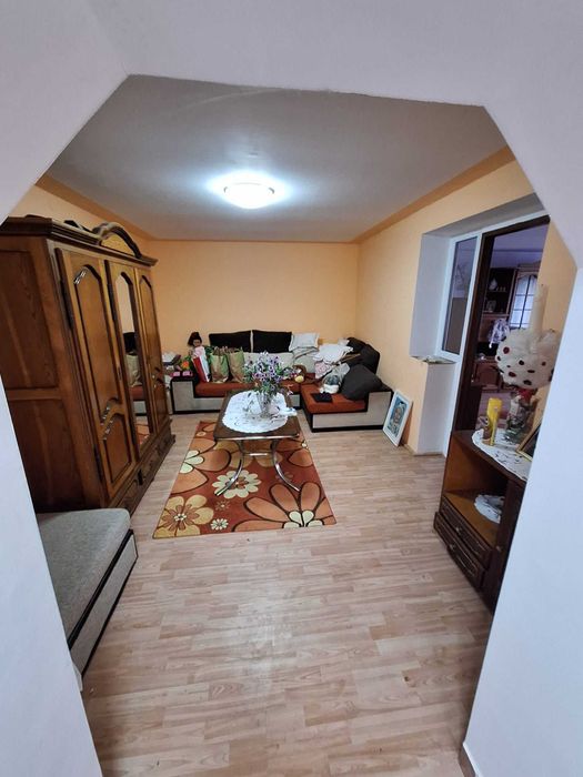 Casa cu doua corpuri in Sepreus. Curte betonata, renovate cu apa trasa, bai in ambele corpuri.