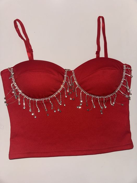 Червен топ с камъни