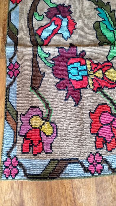 Covoare perete lucrate manual.